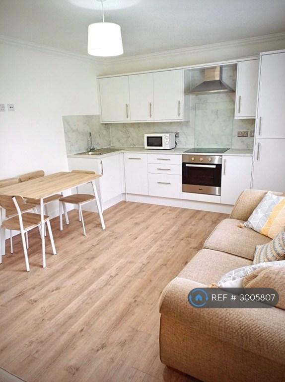 3 bedroom flat in Allanfield, Edinburgh, EH7 (3 bed) (#3005807)