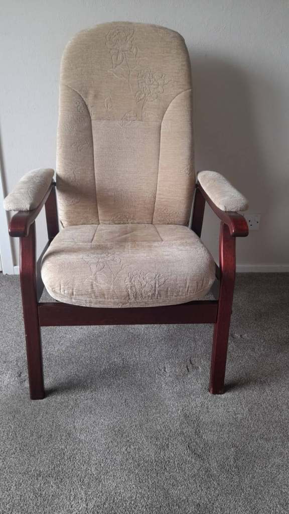 FREE - 5 Comfortable Wooden fireside Armchair – Beige Fabric