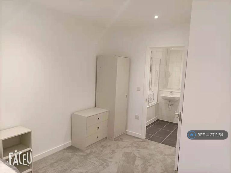 2 bedroom flat in Wharf End, Trafford Park, Manchester, M17 (2 bed) (#2712154)