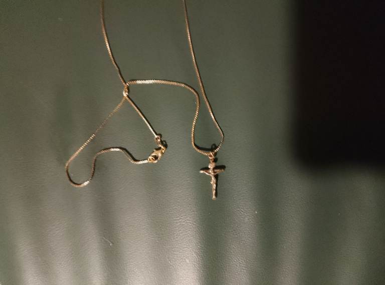 Gold Tone Crucifix Pendant Necklace – NEW