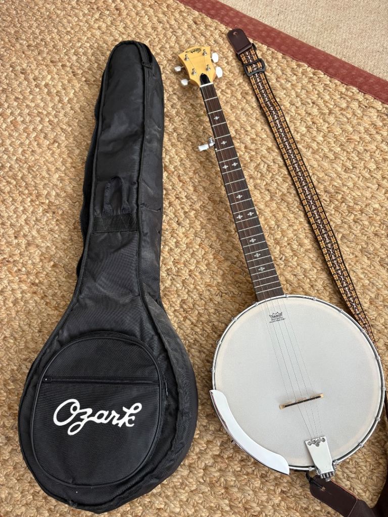 Countryman Pro Banjo with Strap and Ozark Case