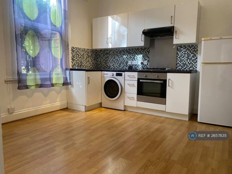 1 bedroom flat in Carysfort Road, London, N8 (1 bed) (#2657835)