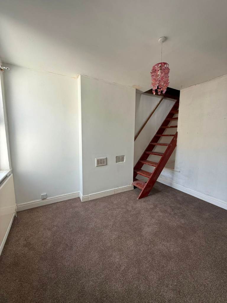 Spacious Newly Refurbished 4-Bed House with Loft Room – NG3 Close to Nottingham City 
