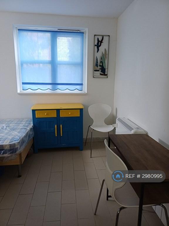 1 bedroom flat in Woodchurch Lane, Birkenhead, CH42 (1 bed) (#2980995)
