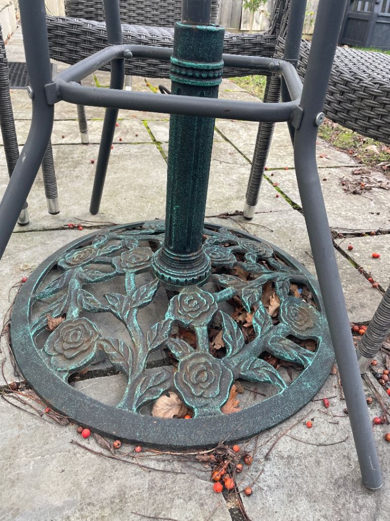 Vintage Cast Iron Umbrella Base – Decorative Classic Piece