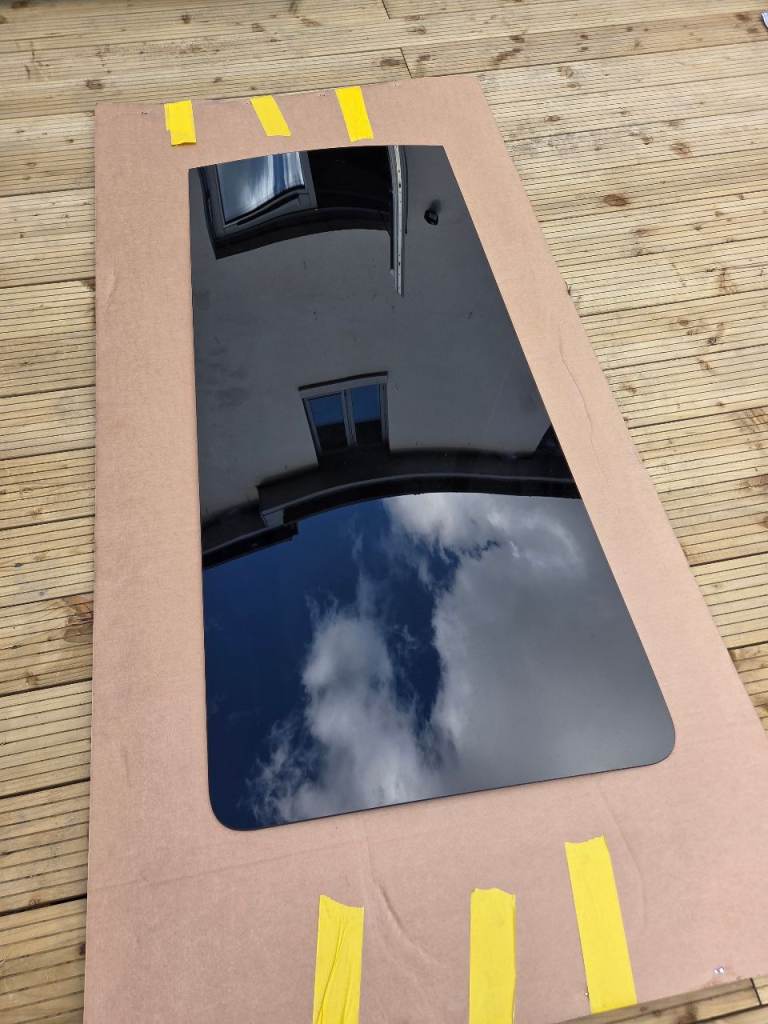 Left near side fixed side window