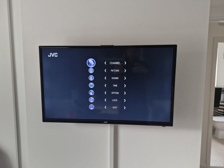 JVC LT-32C350 32" HD Ready LED TV HDMI USB SCART With Remote