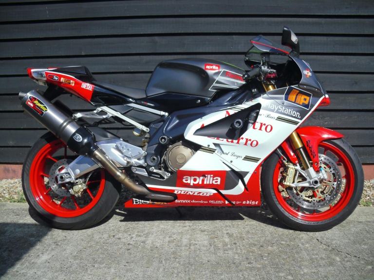 +++ SOLD +++ APRILIA RSV1000R IN ROSSI COLOURS ,ONLY 4329 MILES , 2007 