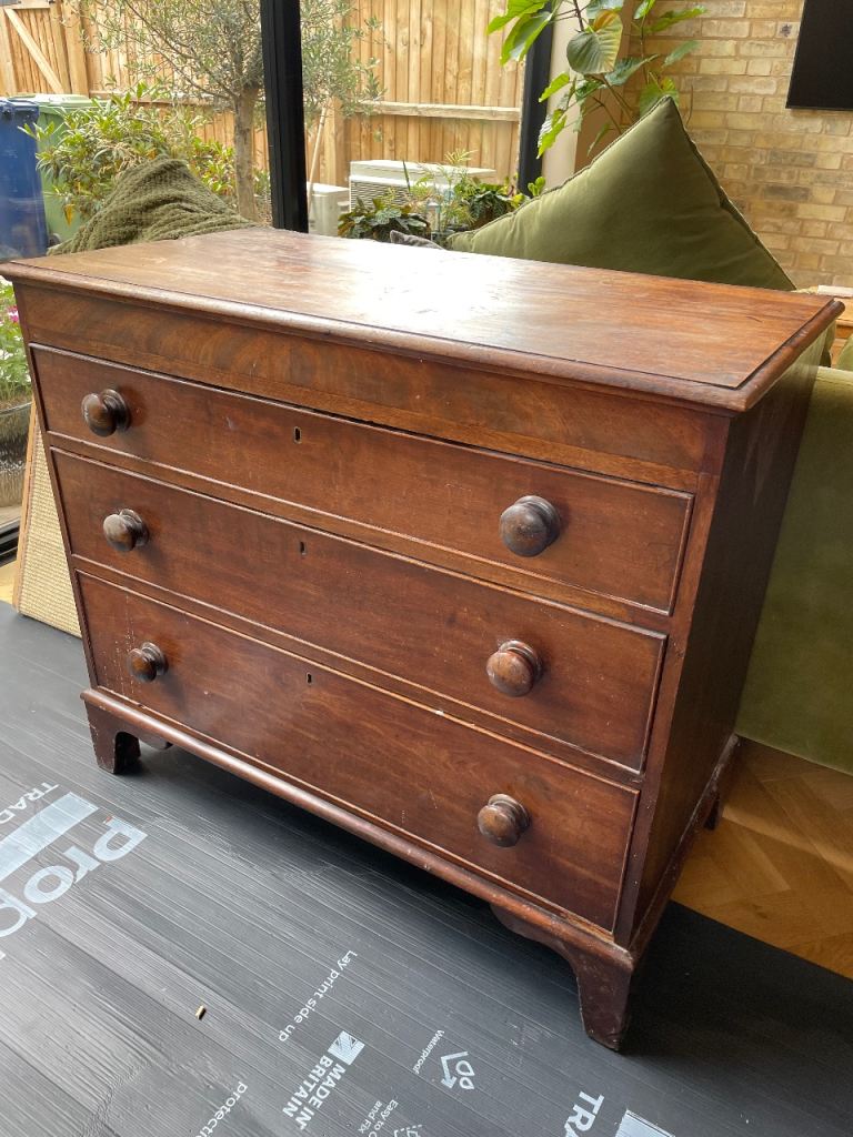 Mahogany chest of drawers 