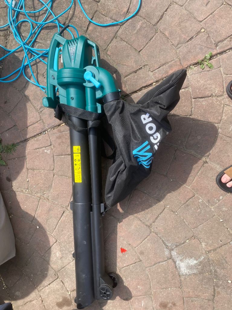 Bulk load of gardening tools all come with batteries and charge