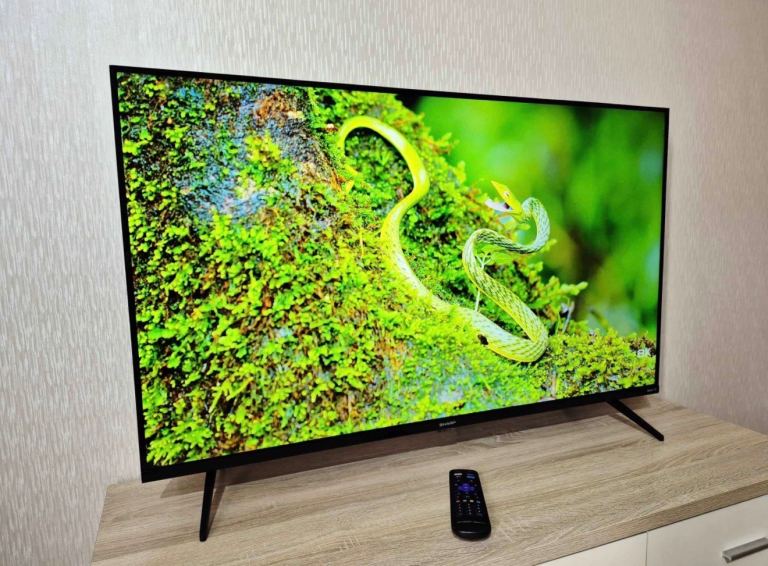 Sharp 43” Led Roku Smart Ultra Hd Ultra Slimline Wifi Tv Remote & Stand New Condition