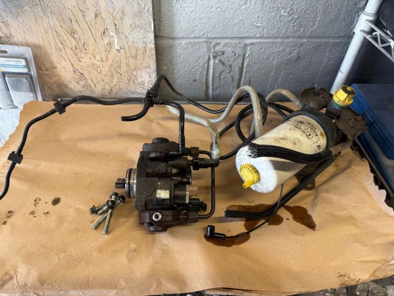 Ford transit mo7 euro 4 TDCI 2.2 fuel pump and fuel filter housing 