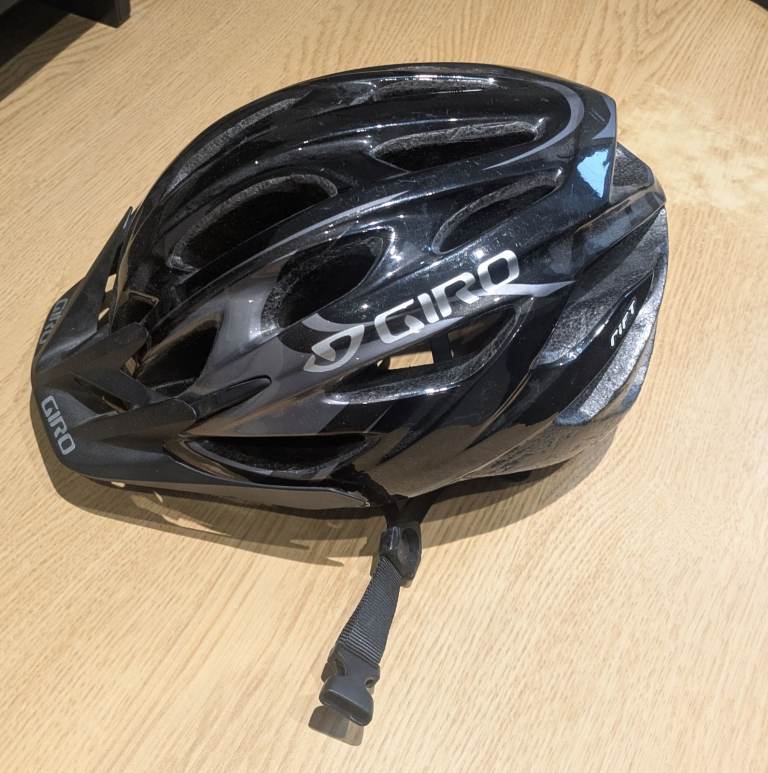 Giro cycling helmet. Black bike helmet - £5ono