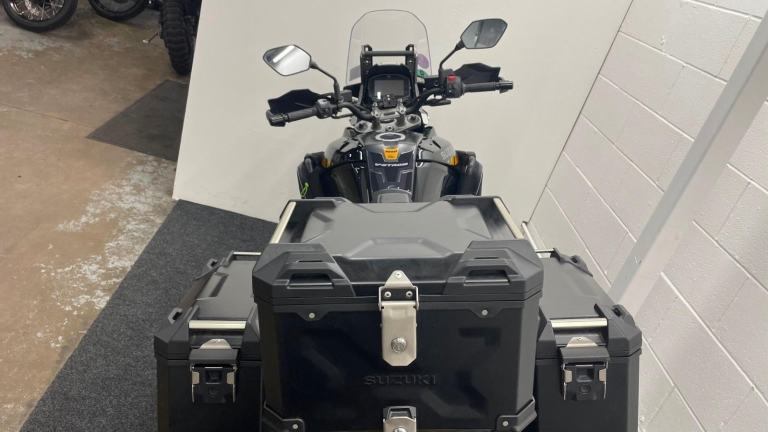 SUZUKI DL1050 TOUR ** FULL LUGGAGE - ENGINE BARS - 12 MONTHS MOT **