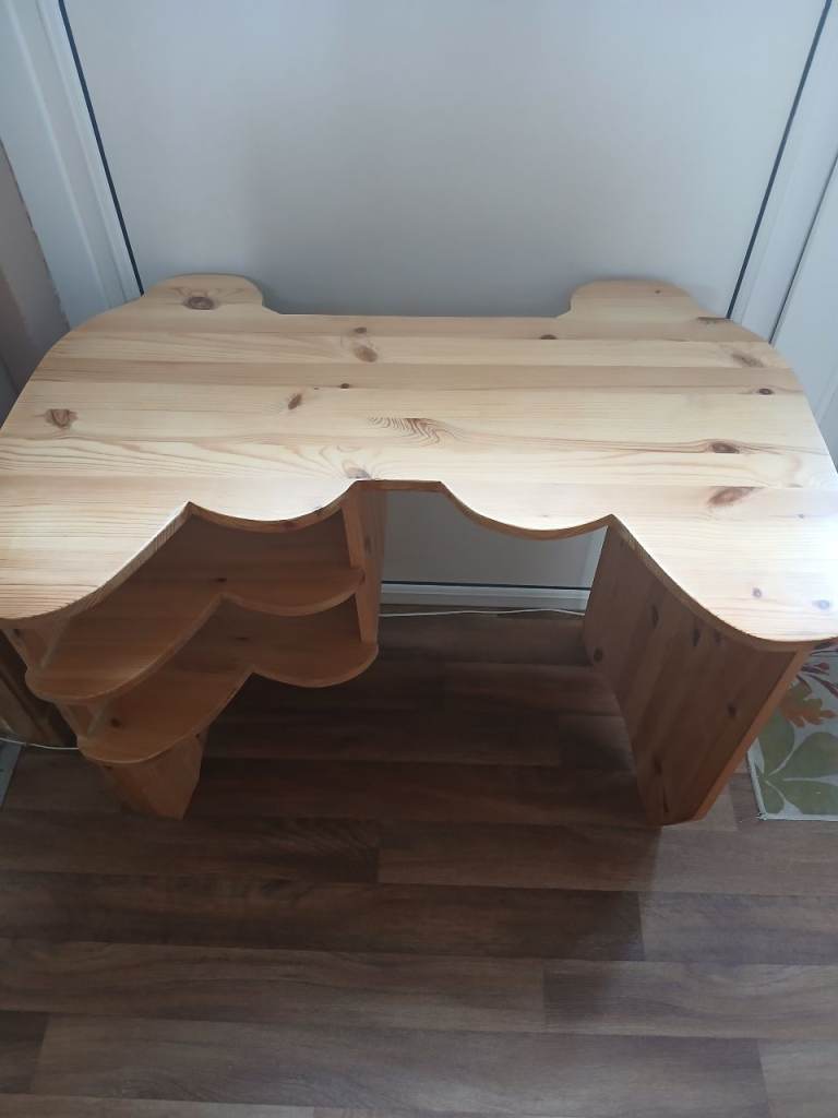 Computer table 