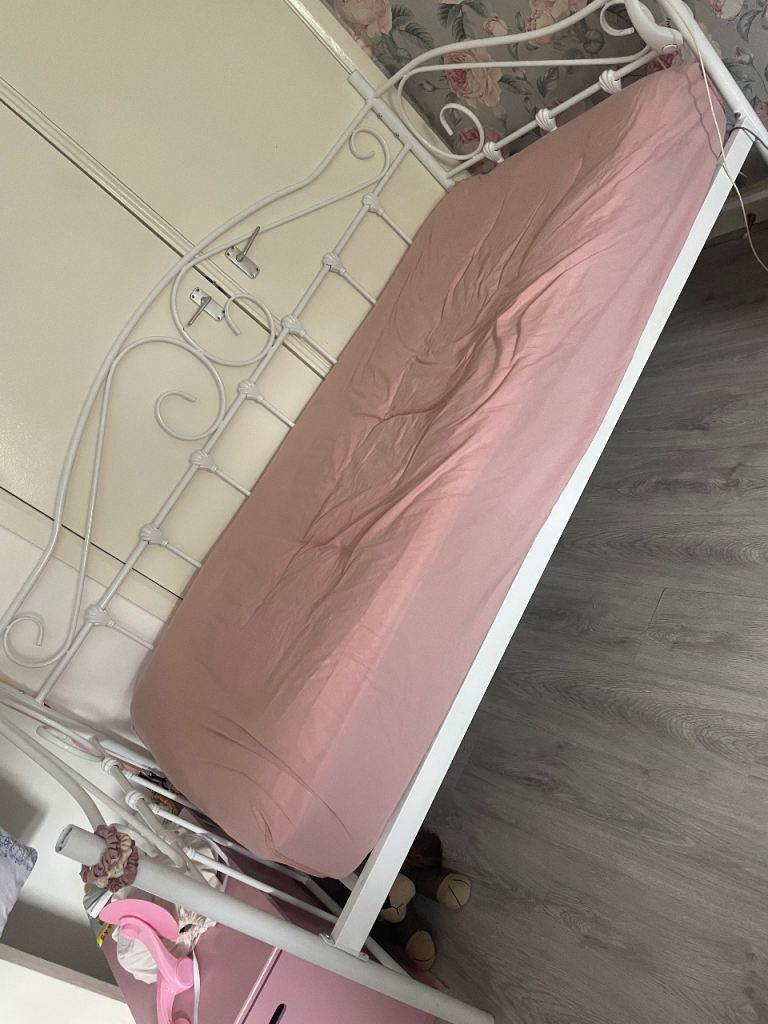 Single day bed with matress excellent condition 