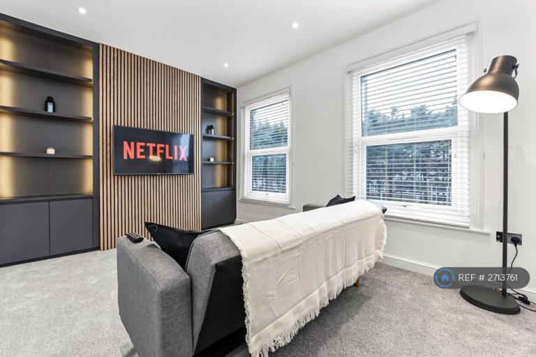 1 bedroom flat in Burlington Road, New Malden, KT3 (1 bed) (#2713761)