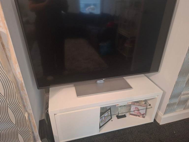LG Smart TV with Stand – Good Condition