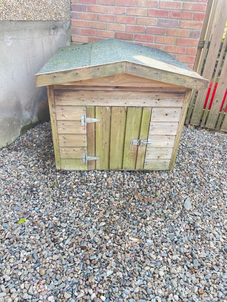 Wooden Dog Kennel / Outdoor Pet House – Solid & Weatherproof