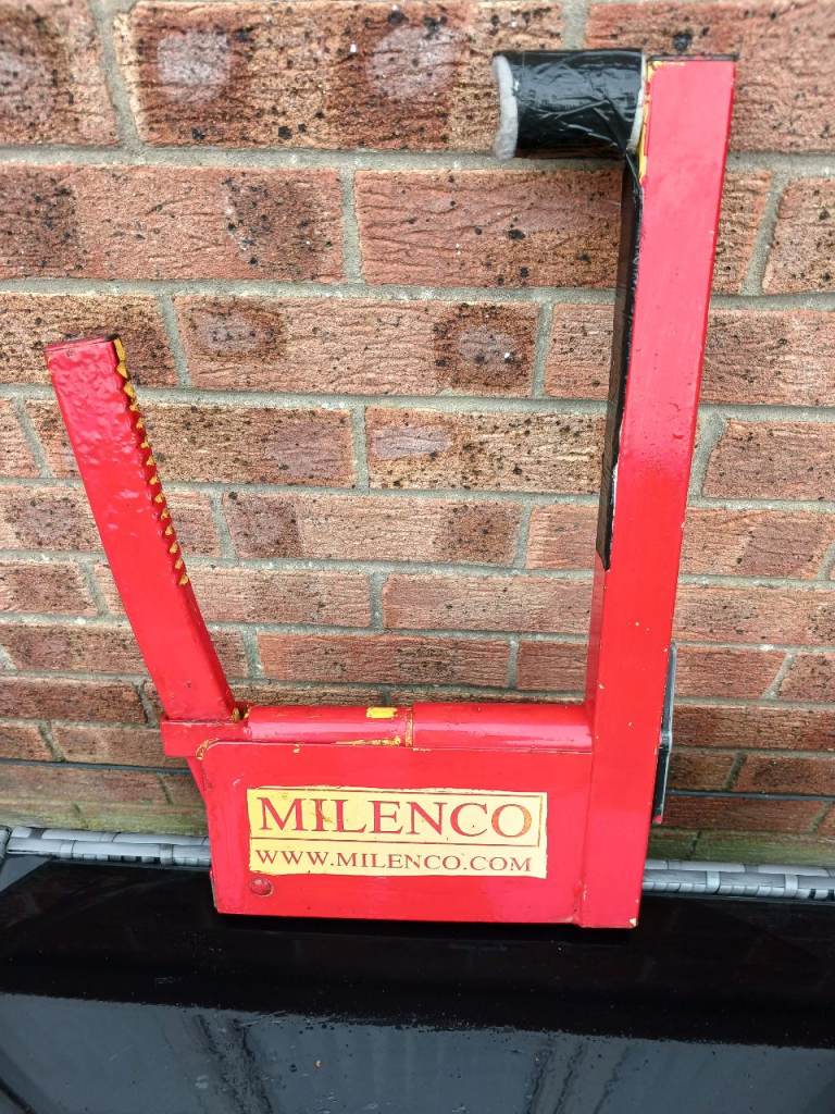 Caravan  wheel  clamp 