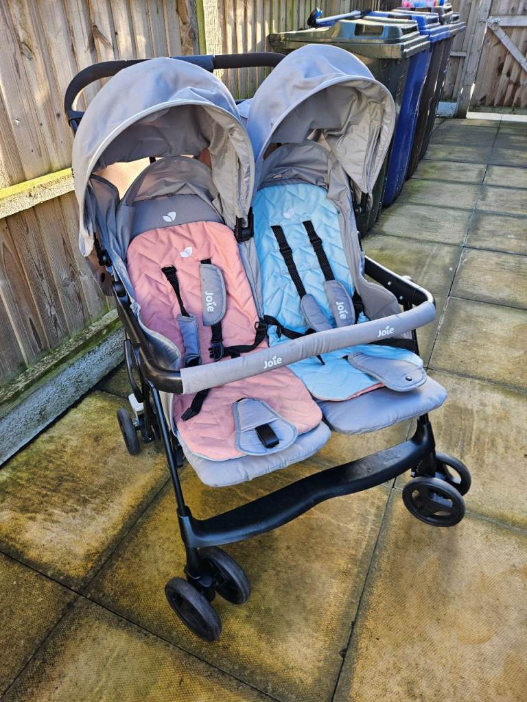 Jole' Double Push Chair. In Very Good Condition!! Free local Delivery!!