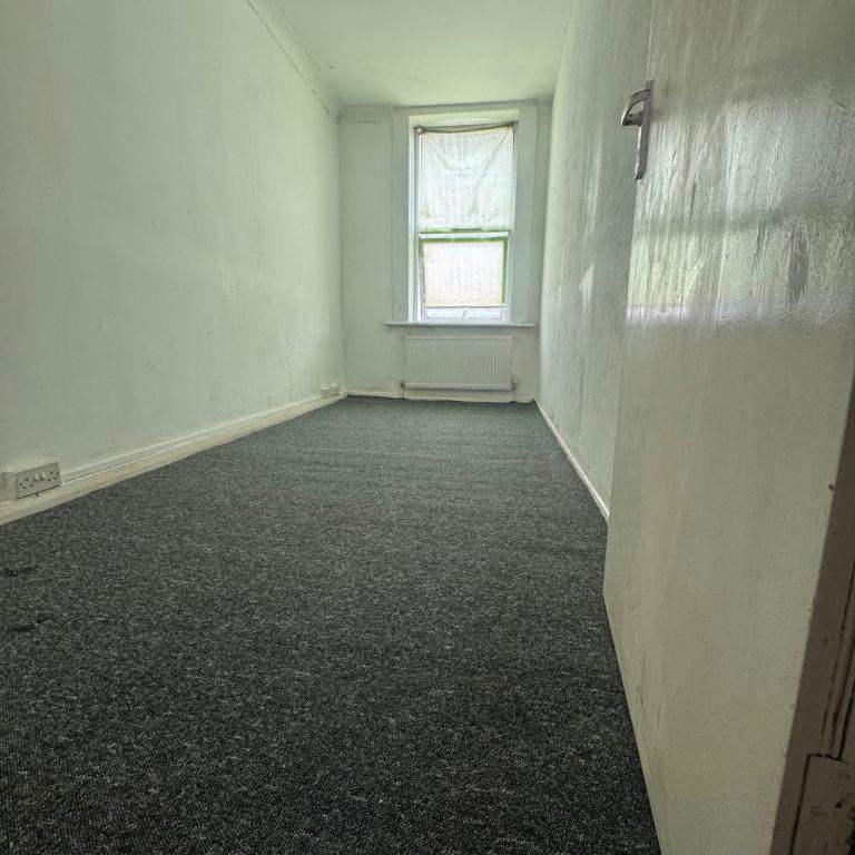 Spacious 3-Bed Flat for Rent-ME2 4DF