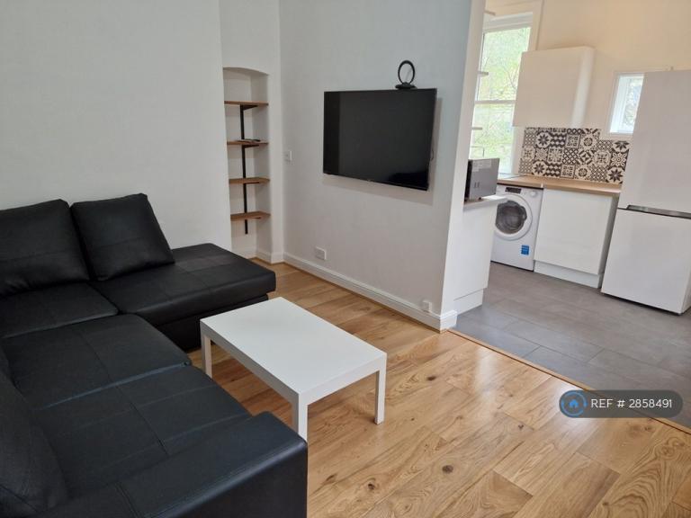 3 bedroom flat in Rushcroft Road, London, SW2 (3 bed) (#2858491)