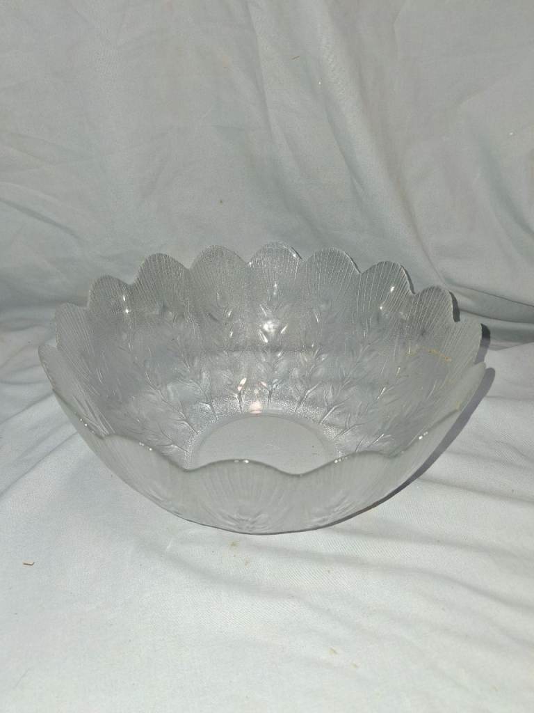 Frosted Glass Serving Bowl with Leaf Pattern – Good Condition