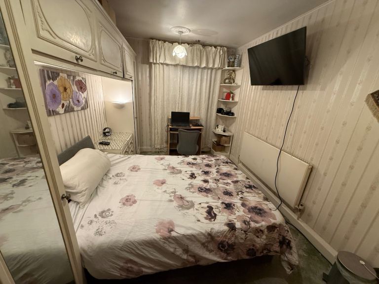 Double Room Available in Southfields with free parking (All bills included)