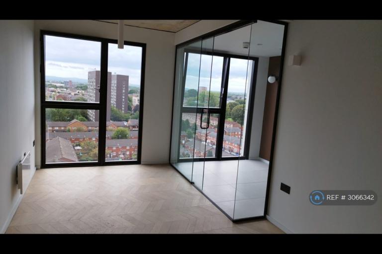 2 bedroom flat in Spinners Way, Manchester, M15 (2 bed) (#3066342)