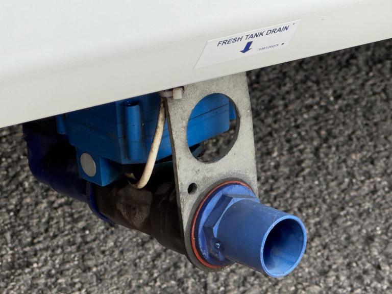 SWIFT ESCAPE 695 - 2017