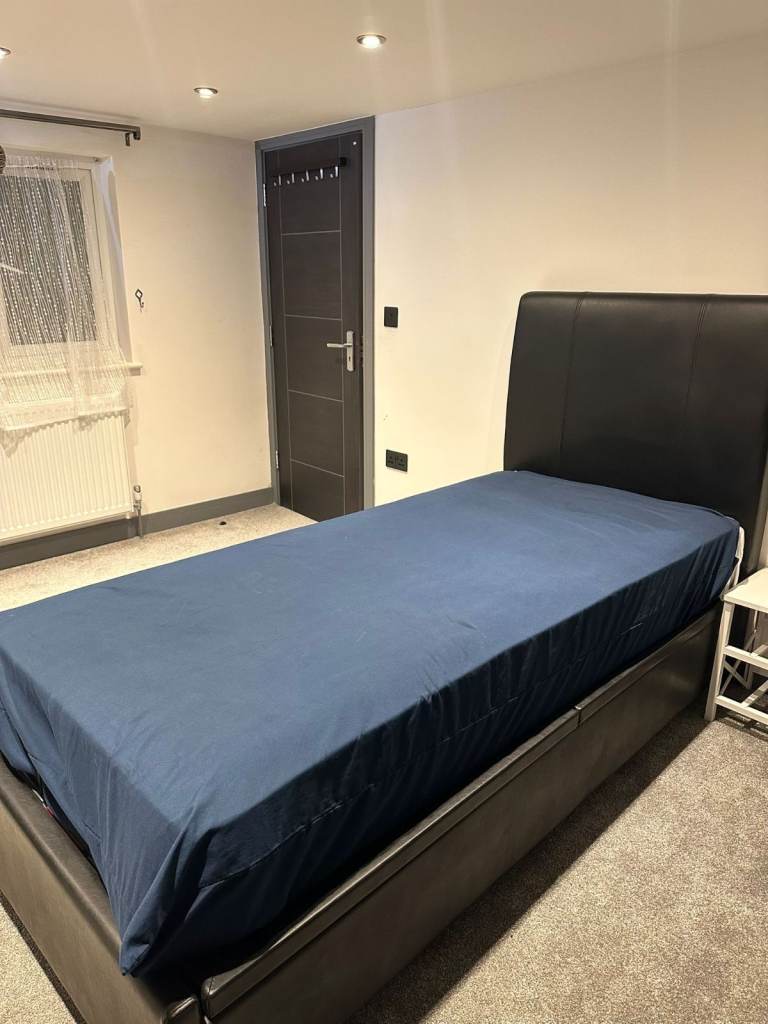 AVAILABLE STAIGHTAWAY!! ..DOUBLE ROOM IN APARTMENT HOUSE IN BARKING , IG11 0YY FOR £735pcm