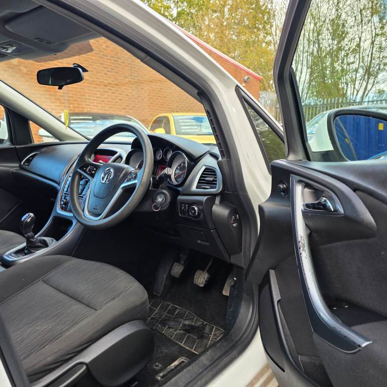 VAUXHALL ASTRA J ESTATE EXCLUSIV FACELIFT MODEL 1.7 DIESEL 110 BHP YEAR 2013 £20 ROAD TAX HPI CLEAR!