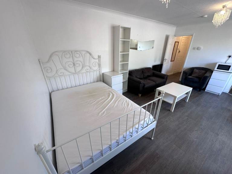 Studio Flat - Ocean Village - ALL BILLS INC - Available 18th January 2026