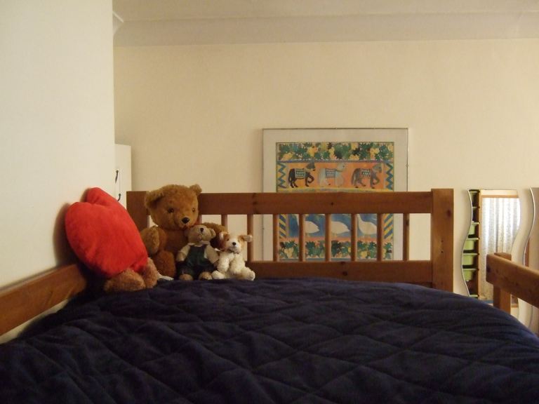 Ikea beautiful wooden Hemnes Bunk or 2 single 90x200cm beds - plus mattress and memory foam topper.