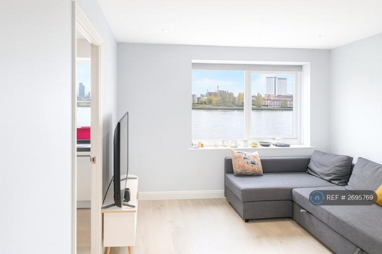 1 bedroom flat in Ferguson Close, London, E14 (1 bed) (#2695769)