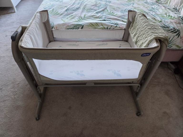 Chicco Next2Me Magic Bedside Crib – Mattress, Straps & Travel Bag