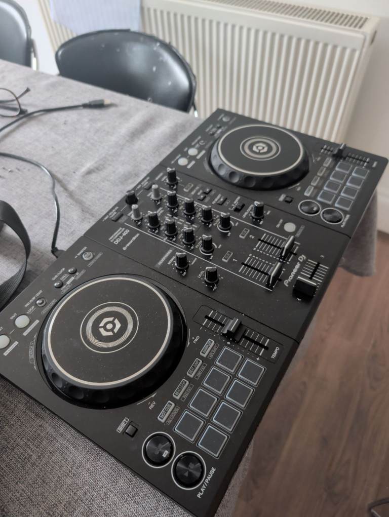 Selling my Pioneer DDJ‑400 in very good condition with travel case