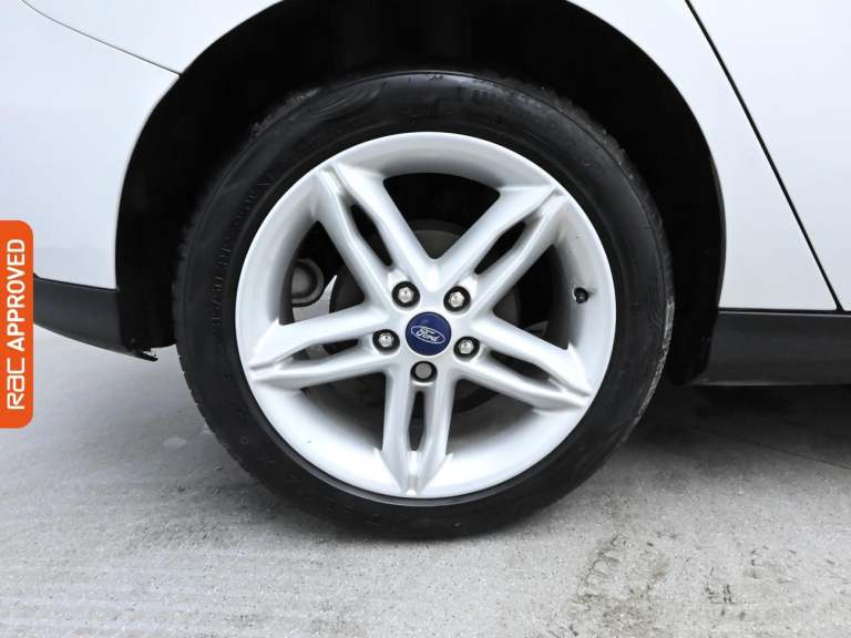 2015 Ford Focus 1.6 Zetec Hatchback 5dr Petrol Powershift Euro 6 (125 ps) Hatchback PETROL Automatic