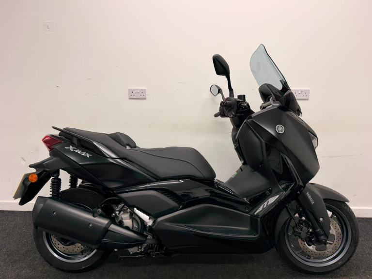 YAMAHA XMAX TECH MAX 300 ** LOW MILES - TRACTION CONTROL - WARRANTY **