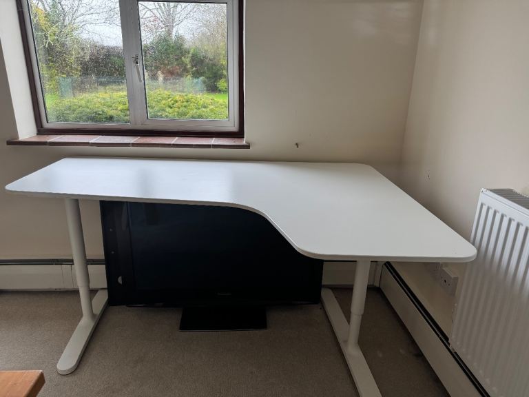 Computer corner desk - height adjustable 