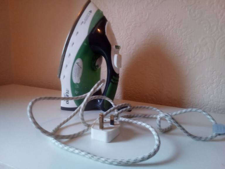 Turbo Steam Iron – Good Condition, Multicoloured