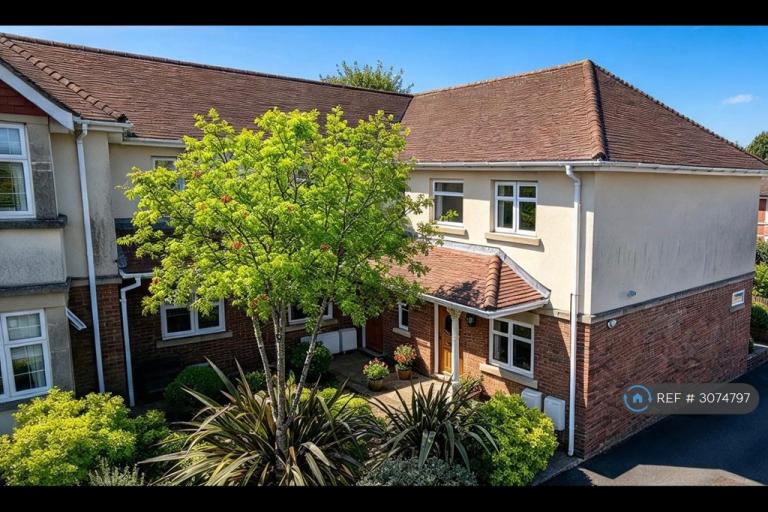 2 bedroom flat in Maes-Y-Coed Road, Cardiff, CF14 (2 bed) (#3074797)