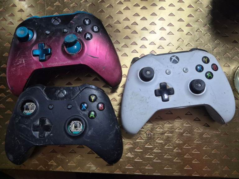 3 X Xbox One Wireless Controllers Untested