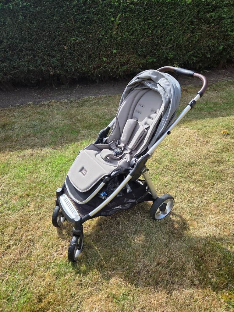 Mamas & Papas Ocarro Pram and Carrycot - Good Condition