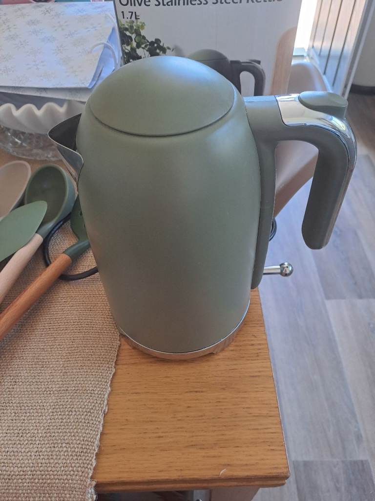 Olive green  electric cordless kettle 