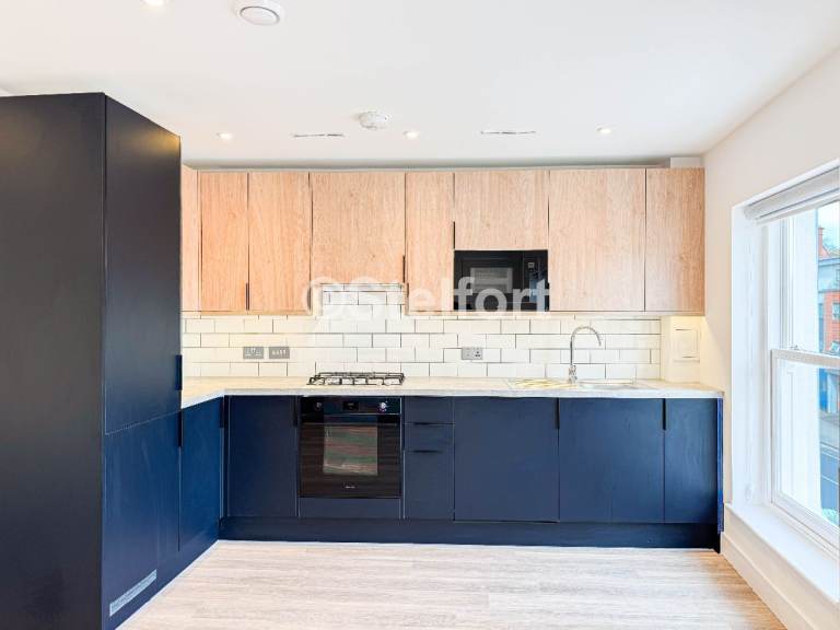 4 bedroom flat in Barking Road, London, E13