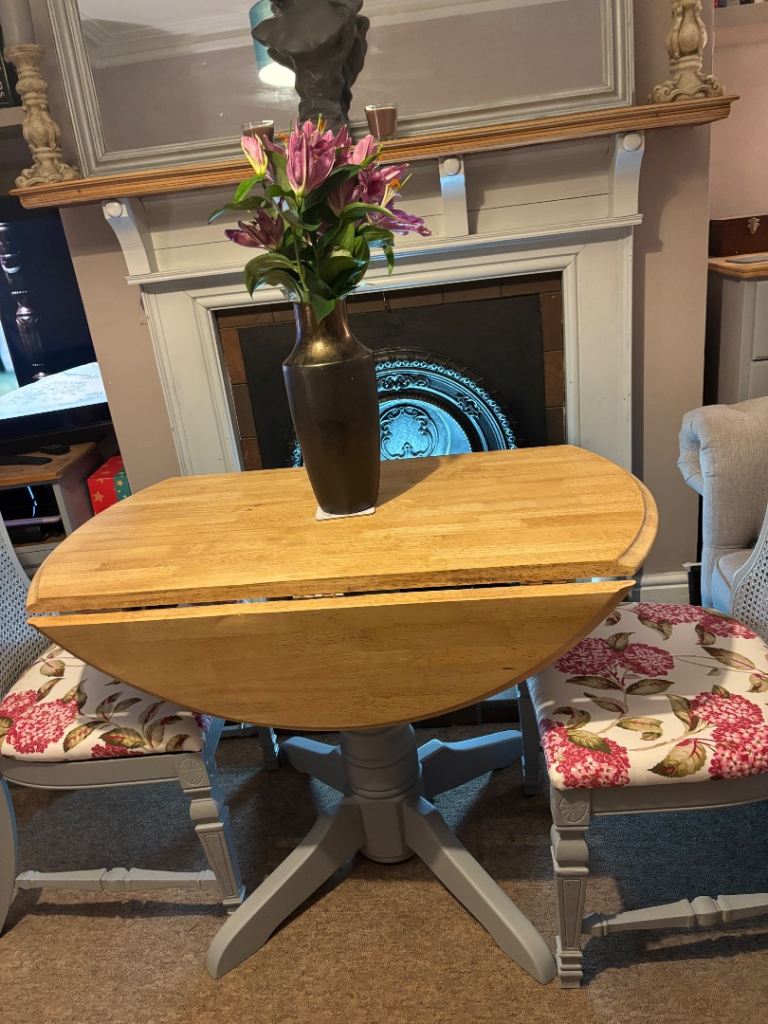 Gorgeous Farmhouse Style Round Drop leaf Dining Table