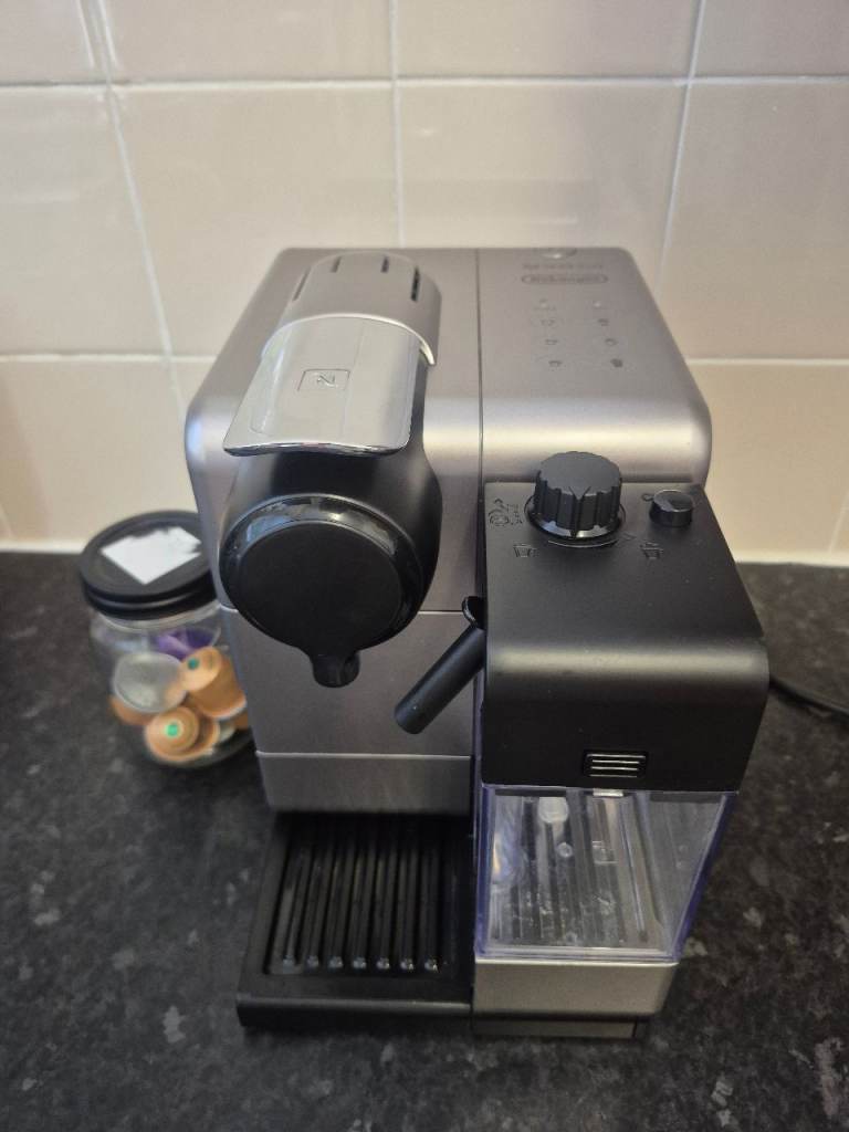 De'Longhi Nespresso Lattissima Touch Coffee Machine 