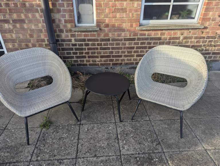Outdoor chairs and table 
